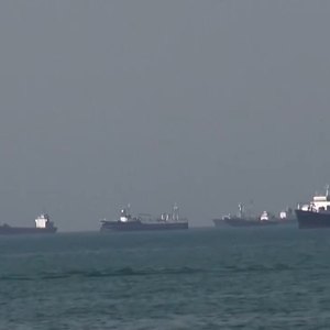 霍尔木兹海峡通航量骤降 几近停滞